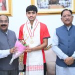 अंडर-18 एशिया कप विजेता हॉकी खिलाड़ी अवि मानिकपुरी ने मुख्यमंत्री विष्णुदेव साय से की सौजन्य भेंट