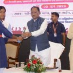 मुख्यमंत्री के हाथों मेधावी छात्रा को मिली 2 लाख रुपये की सहायता