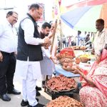 सड़क किनारे पसरे पर अचानक पहुंचे मुख्यमंत्री, मीरा के पसरे से खरीदा ‘आशीर्वाद का दीया’