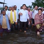 बाढ़ पीड़ितों के बीच पहुंचे राजस्व मंत्री टंक राम वर्मा