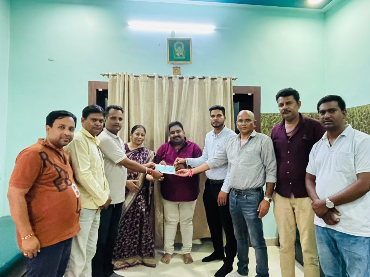 उप मुख्यमंत्री एवं कवर्धा विधायक विजय शर्मा की संवेदनशील पहल से आगजनी पीड़ित होटल संचालक को मिली आर्थिक सहायता